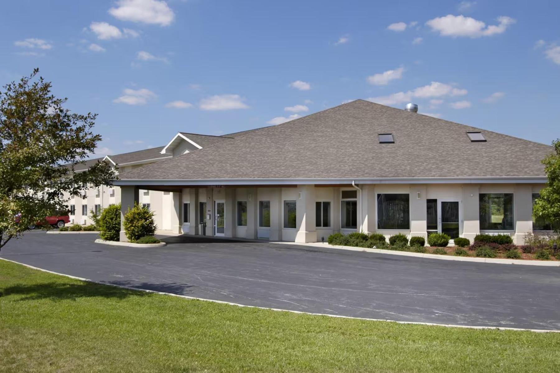 Lakewood Inn & Suites Dowagiac Exterior photo